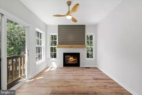 Living - 8972 Benchmark Ln, Bristow, VA 20136 photo 3 of 6