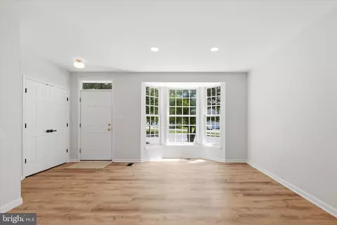Living - 8972 Benchmark Ln, Bristow, VA 20136 photo 2 of 6