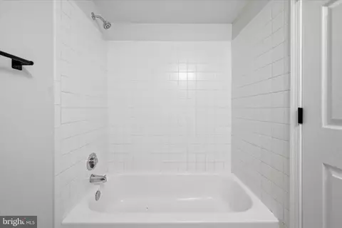 Bath - 8972 Benchmark Ln, Bristow, VA 20136 photo 8 of 8