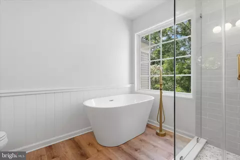 Bath - 8972 Benchmark Ln, Bristow, VA 20136 photo 5 of 8