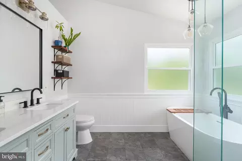 Bath - 3722 Katie Pl, Triangle, VA 22172 photo 2 of 4
