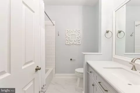 Bath - 6943 Cumberstone Pl, Gainesville, VA 20155 photo 2 of 3