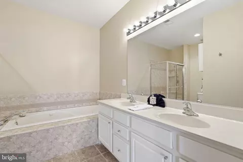 Bath - 6830 Witton Cir, Gainesville, VA 20155 photo 2 of 5