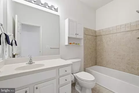 Bath - 6830 Witton Cir, Gainesville, VA 20155 photo 4 of 5