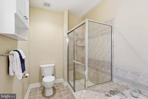 Bath - 6830 Witton Cir, Gainesville, VA 20155 photo 3 of 5