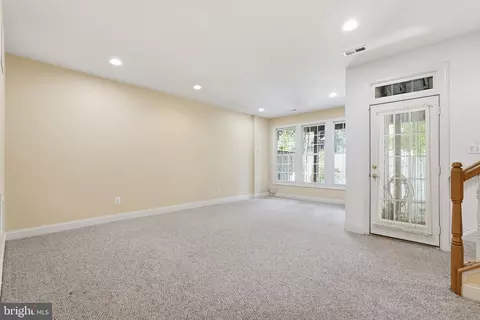 Living - 6830 Witton Cir, Gainesville, VA 20155 photo 4 of 5