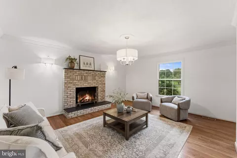 Living - 4740 Angus Dr, Gainesville, VA 20155 photo 4 of 11