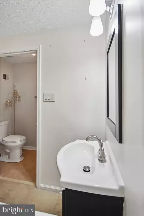 Bath - 14736 Winding Loop, Woodbridge, VA 22191 photo 4 of 5