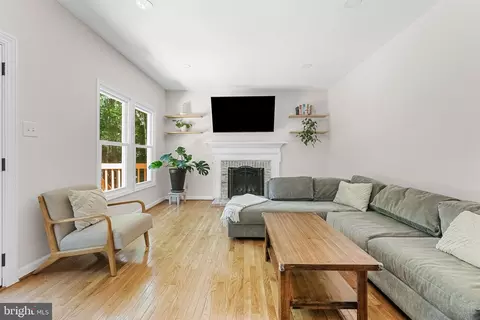 Living - 6153 River Forest Dr, Manassas, VA 20112 photo 3 of 5