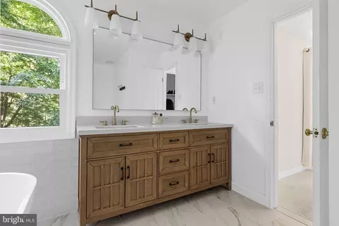 Bath - 6153 River Forest Dr, Manassas, VA 20112 photo 3 of 6