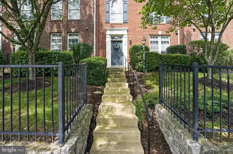 2195 Potomac Club Pkwy, Woodbridge, VA 22191