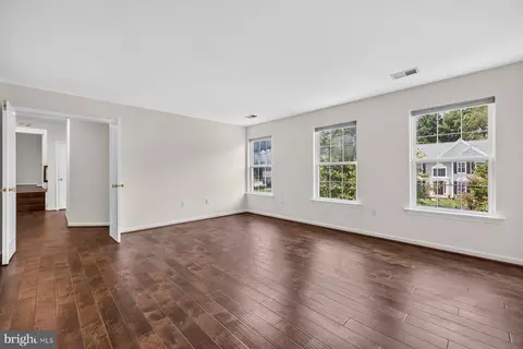 Living - 10095 Post Oak Ter, Manassas, VA 20110 photo 11 of 12
