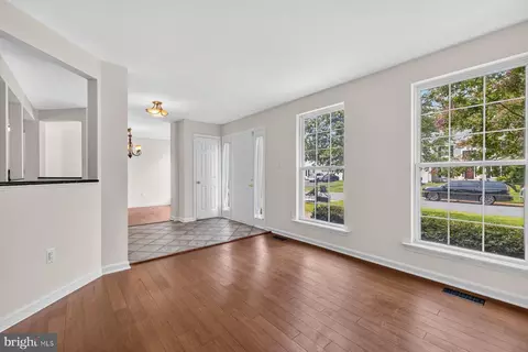 Living - 10095 Post Oak Ter, Manassas, VA 20110 photo 4 of 12