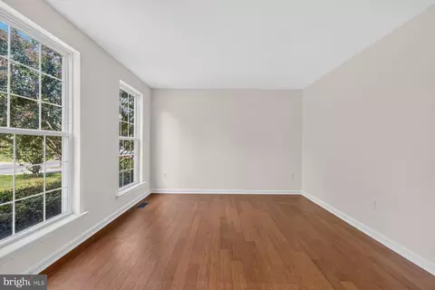 Living - 10095 Post Oak Ter, Manassas, VA 20110 photo 2 of 12