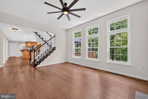 Living - 10095 Post Oak Ter, Manassas, VA 20110 photo 9 of 12