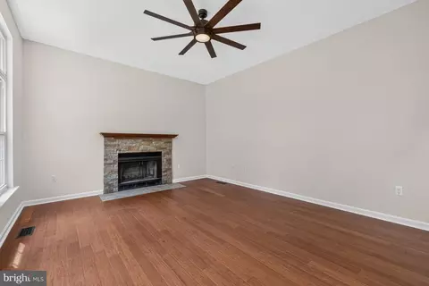 Living - 10095 Post Oak Ter, Manassas, VA 20110 photo 8 of 12