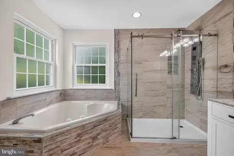Bath - 10095 Post Oak Ter, Manassas, VA 20110 photo 3 of 5