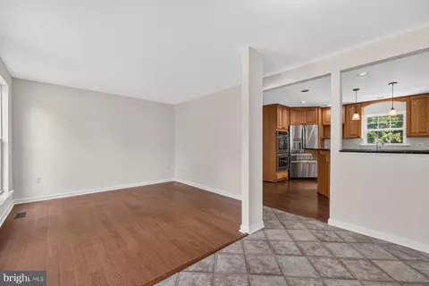 Living - 10095 Post Oak Ter, Manassas, VA 20110 photo 3 of 12