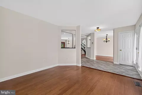 Living - 10095 Post Oak Ter, Manassas, VA 20110 photo 5 of 12