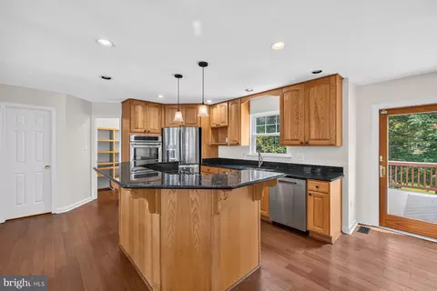 Kitchen - 10095 Post Oak Ter, Manassas, VA 20110 photo 4 of 6
