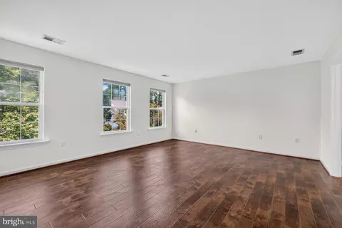 Living - 10095 Post Oak Ter, Manassas, VA 20110 photo 10 of 12