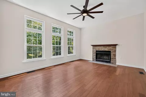 Living - 10095 Post Oak Ter, Manassas, VA 20110 photo 7 of 12