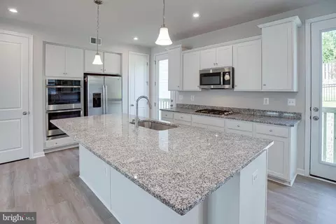Kitchen - 18297 Summit Pointe Dr, Triangle, VA 22172 photo 5 of 5