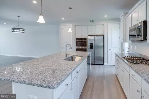 Kitchen - 18297 Summit Pointe Dr, Triangle, VA 22172 photo 4 of 5
