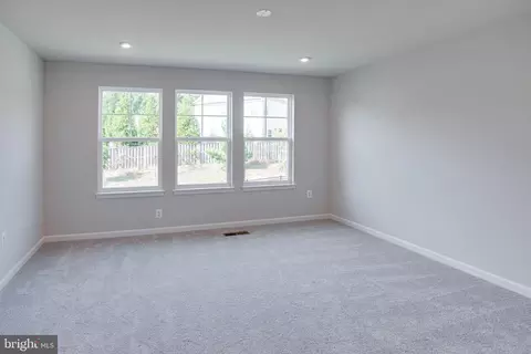 Living - 18297 Summit Pointe Dr, Triangle, VA 22172 photo 3 of 6