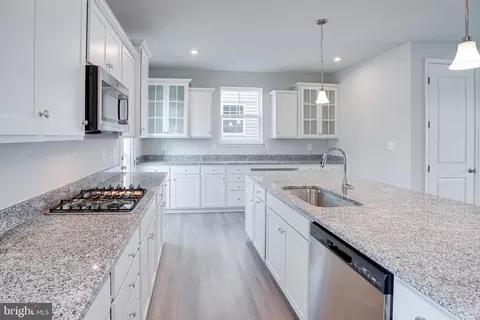 Kitchen - 18297 Summit Pointe Dr, Triangle, VA 22172 photo 3 of 5