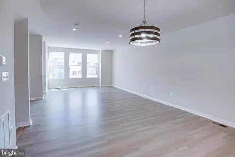 Living - 18297 Summit Pointe Dr, Triangle, VA 22172 photo 2 of 6