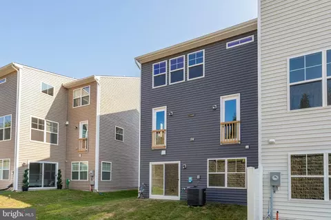 Exterior - 18297 Summit Pointe Dr, Triangle, VA 22172 photo 3 of 3