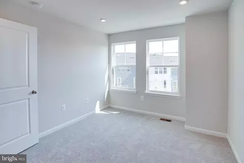 Bedroom - 18297 Summit Pointe Dr, Triangle, VA 22172 photo 5 of 7