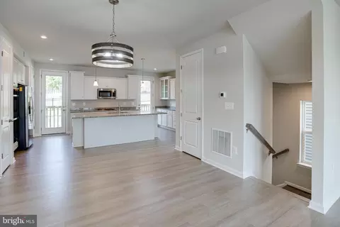 Entry Way - 18297 Summit Pointe Dr, Triangle, VA 22172 photo 2 of 10