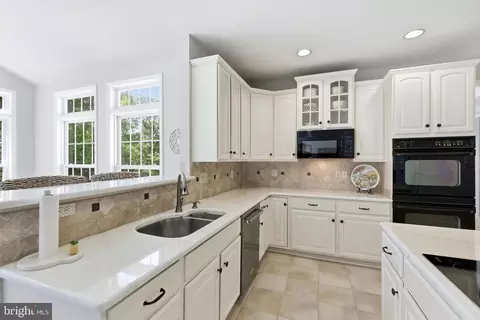 Kitchen - 5484 Heredity Ln, Gainesville, VA 20155 photo 3 of 4