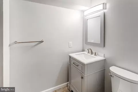 Bath - 15242 Streamside Ct, Dumfries, VA 22025 photo 5 of 6