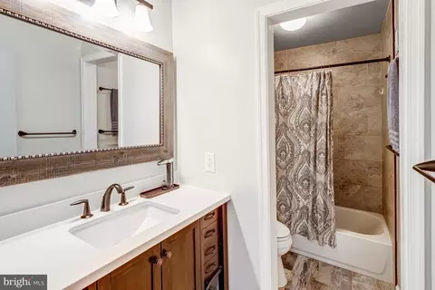 Bath - 15242 Streamside Ct, Dumfries, VA 22025 photo 3 of 6