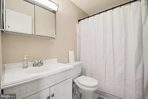 Bath - 10100 Tasker Dr, Manassas, VA 20109 photo 1 of 2
