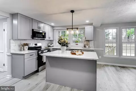15177 Holleyside Dr, Dumfries, VA 22025