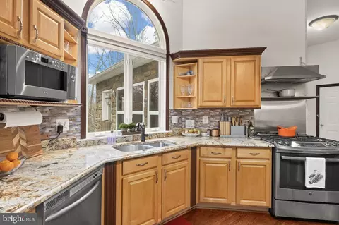 Kitchen - 8701 Sinclair Mill Rd, Manassas, VA 20112 photo 3 of 6