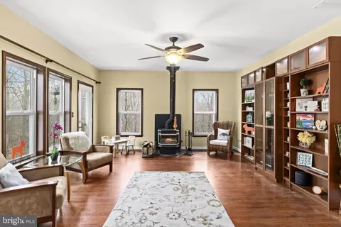 Living - 8701 Sinclair Mill Rd, Manassas, VA 20112 photo 4 of 6
