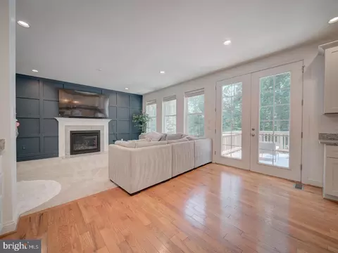 Living - 18413 Cedar Dr, Triangle, VA 22172 photo 6 of 7
