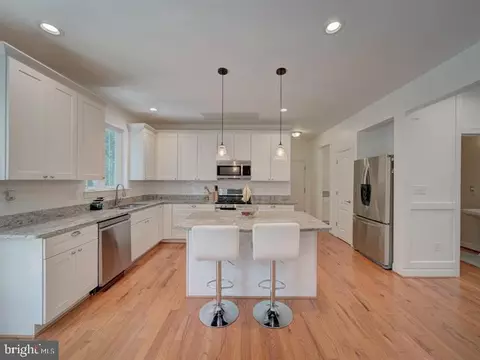 Kitchen - 18413 Cedar Dr, Triangle, VA 22172 photo 3 of 6