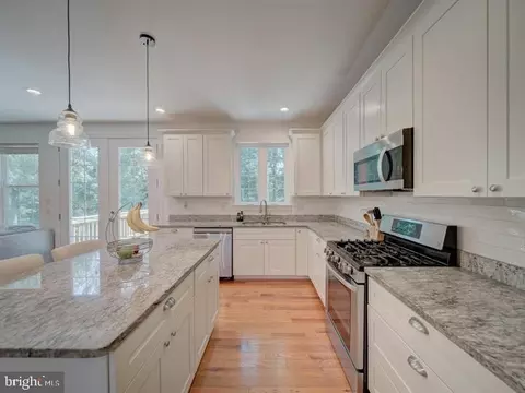 Kitchen - 18413 Cedar Dr, Triangle, VA 22172 photo 5 of 6