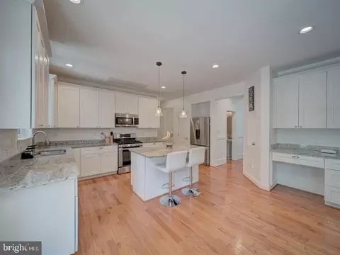 Kitchen - 18413 Cedar Dr, Triangle, VA 22172 photo 4 of 6