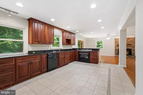 Kitchen - 12312 White Eagle Dr, Manassas, VA 20112 photo 3 of 4