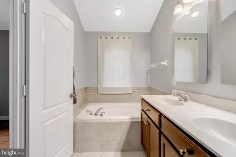 Bath - 4302 Potomac Highlands Cir, Triangle, VA 22172 photo 3 of 6