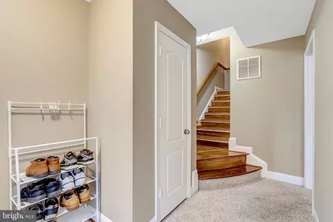 Entry Way - 4302 Potomac Highlands Cir, Triangle, VA 22172 photo 2 of 4