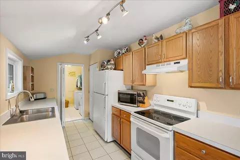 Kitchen - 19266 Mockingbird Heights Rd, Triangle, VA 22172 photo 1 of 2