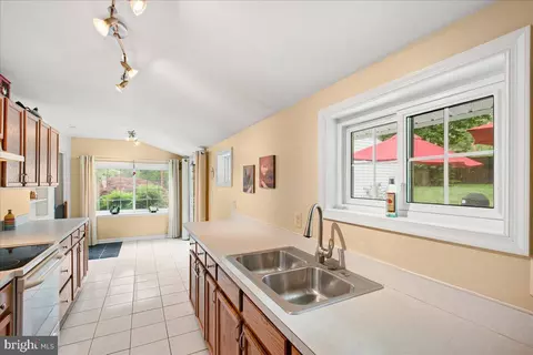 Kitchen - 19266 Mockingbird Heights Rd, Triangle, VA 22172 photo 2 of 2
